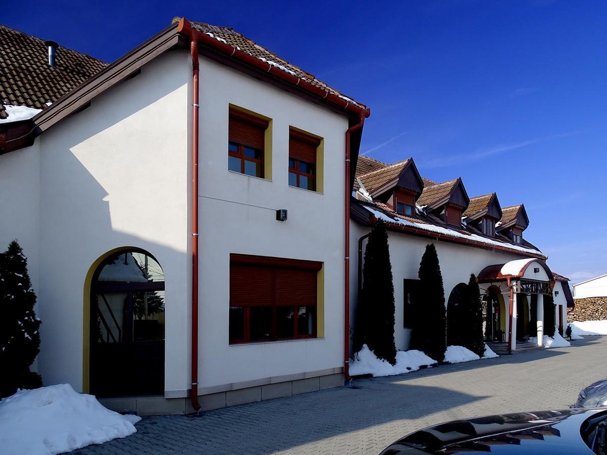 Prince Hotel ميركورا تشيوك المظهر الخارجي الصورة